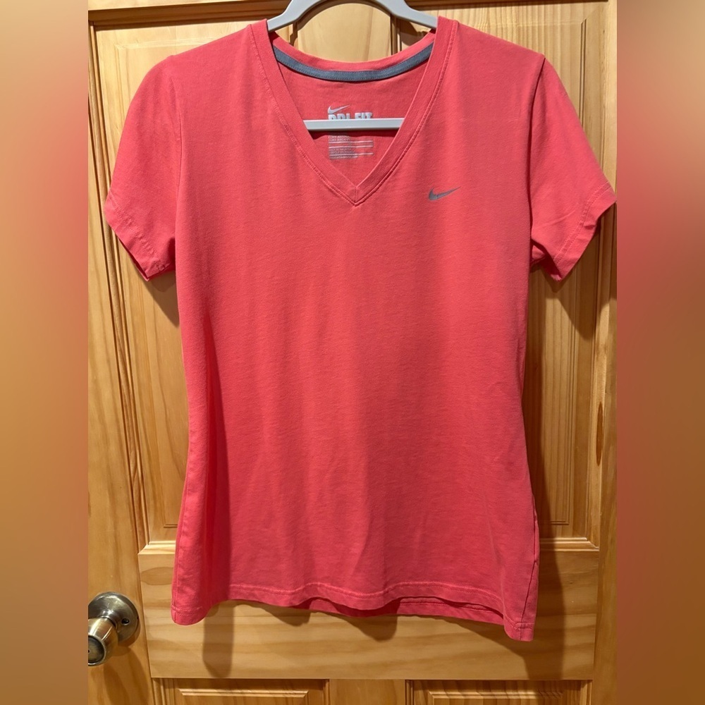 Nike women’s Pink V-Neck T-Shirt slim fit size L